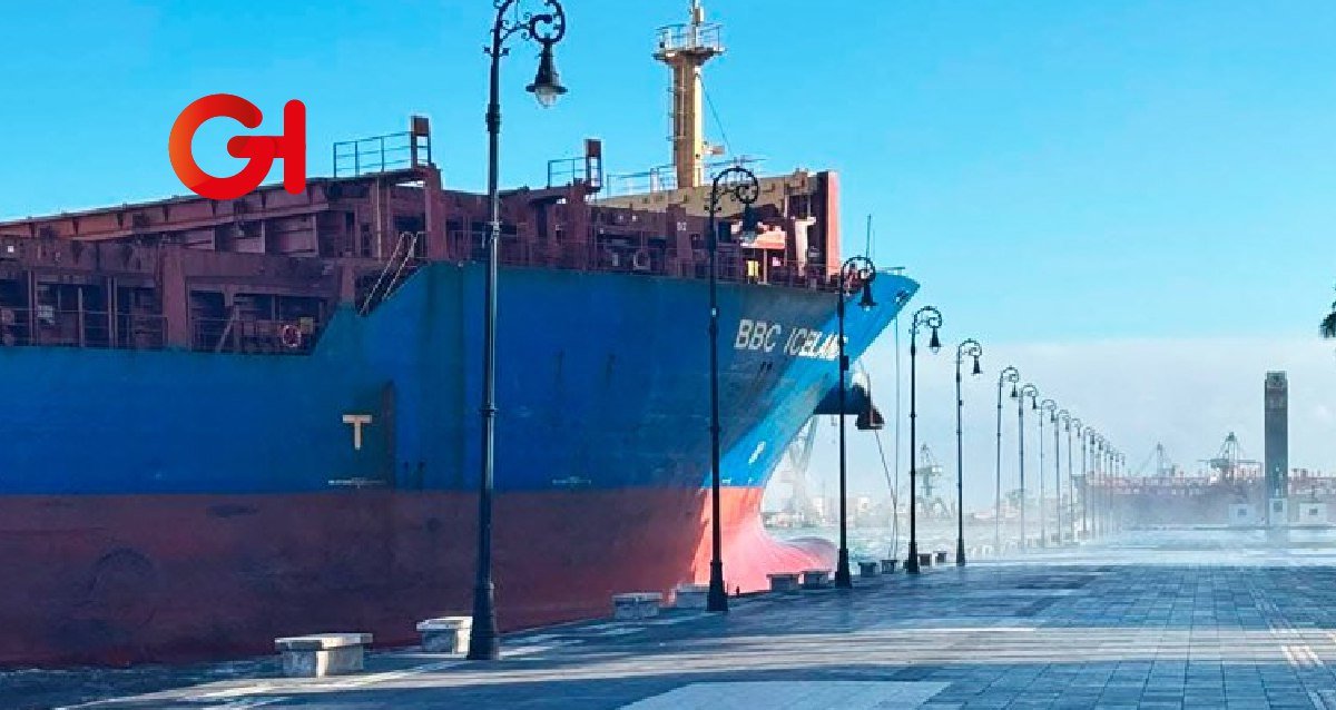 Buque de carga se impacta contra el malecón turístico de Veracruz debido a fuertes vientos